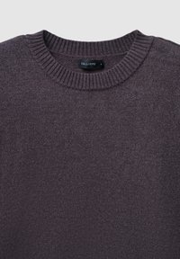 Maglione a girocollo in maglia di colore viola scuro con collo a coste. Presenta una consistenza morbida e un design minimale. L'etichetta riporta "CALLIOPE" e la taglia "S."