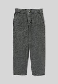 Jean gris taille haute avec un imprimé léopard subtil, poches avant, passants pour ceinture et fermeture par bouton métallique, présenté sur un fond uni.