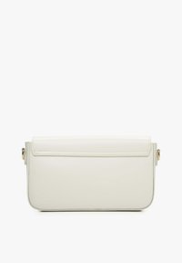 Bílá kožená kabelka obdélníkového tvaru s plochým předním klopou a zlatými kovovými prvky. Hladká textura, minimalistický design.
