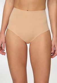 Mutande beige a vita alta realizzate in tessuto liscio ed elastico. Design senza cuciture con una cintura ampia, che offre una copertura completa e comfort.