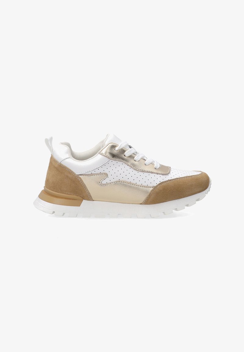 Sneakers z białą perforowaną cholewką, metalicznie złotymi akcentami, jasnobrązowymi elementami z zamszu i białą gumową podeszwą o teksturowanym bieżniku.