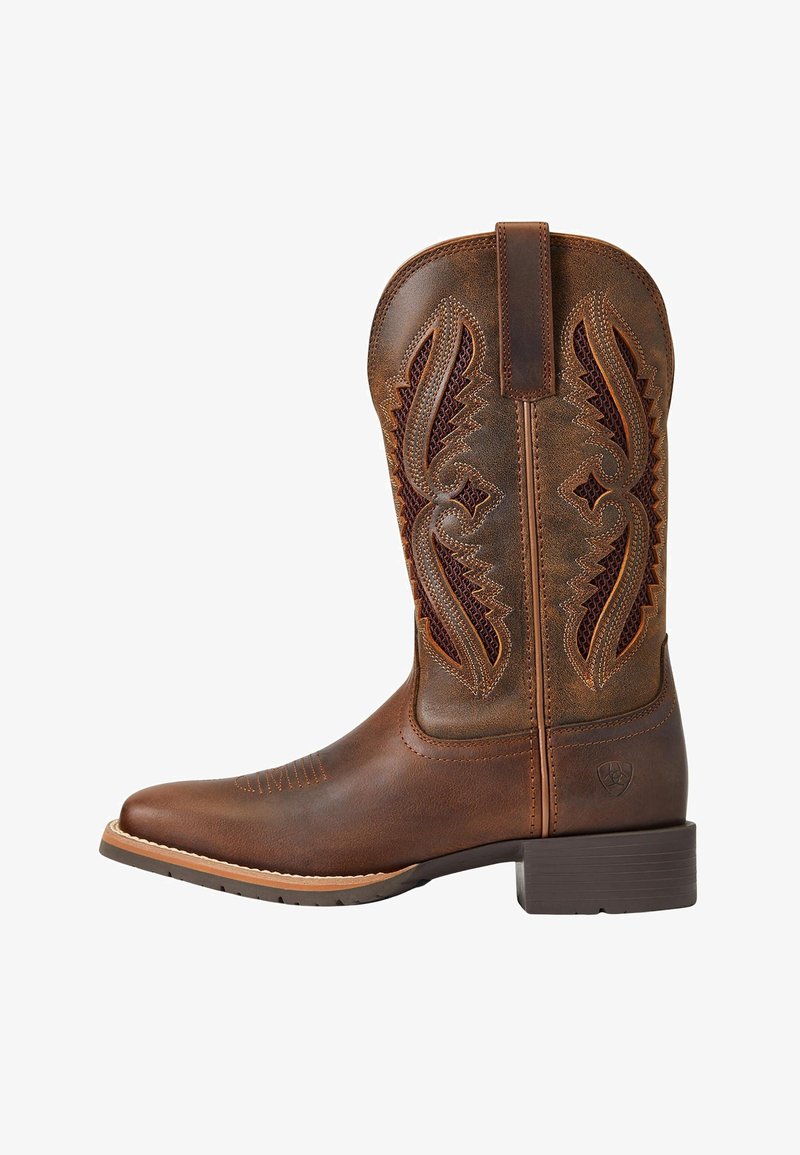 Brauner Leder-Cowboystiefel mit dekorativer Stickerei und Zuglasche, ausgestattet mit einem niedrigen Blockabsatz und abgerundetem eckigem Zehenbereich.