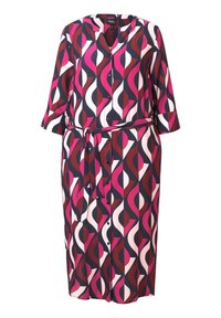 Abito multicolore con un motivo geometrico in rosa, rosso, blu navy e bianco. Presenta maniche a tre quarti, bottoni e una cintura coordinata.