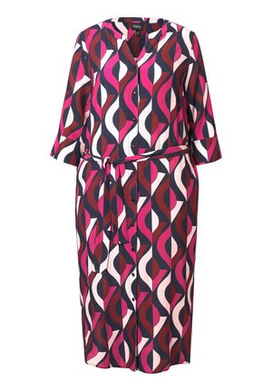 Mehrfarbiges Kleid mit geometrischem Muster in Pink, Rot, Marineblau und Weiß. Mit Dreiviertelärmeln, Knöpfen und einem passenden Gürtel.