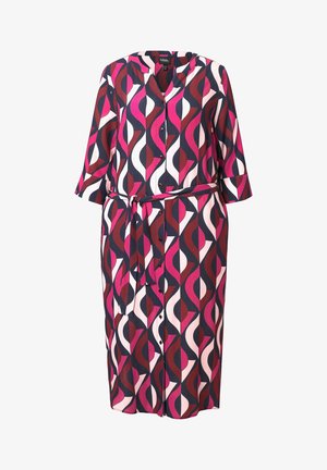 Wielokolorowa sukienka z geometrycznym wzorem w odcieniach różu, czerwieni, granatu i bieli. Posiada rękawy do łokcia, guziki i dopasowany pasek.