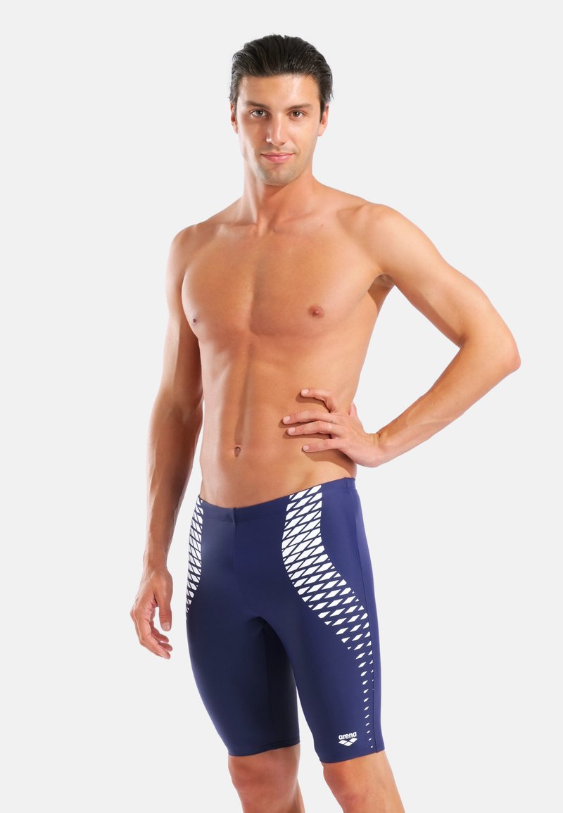 Marineblaue Badeshorts mit einem schlanken Design und weißen geometrischen Akzenten an den Seiten, gefertigt aus strapazierfähigem, dehnbarem Material.