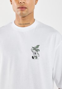 YOURTURN UNISEX - Camiseta estampada - bright white
