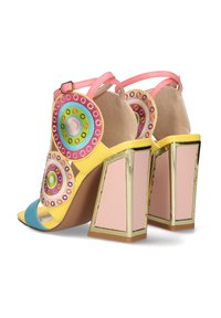 Sandalias de tacón alto con tacones cuadrados rosas, tiras amarillas, tiras azules en los dedos y decoraciones circulares multicolores bordadas.