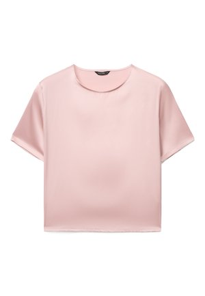Top rosa chiaro a maniche corte in morbido raso, con scollo rotondo e vestibilità ampia. Bordi puliti e dettagli minimali.