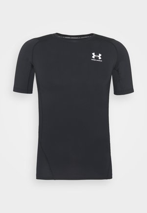 Camiseta atlética preta de manga curta, feita de tecido elástico e que absorve a humidade. Apresenta um decote redondo e um pequeno logótipo branco no peito.