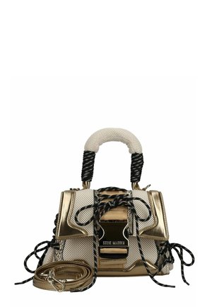 Bolso pequeño de Steve Madden con paneles de malla y metálicos dorados, asas de cuerda blancas y negras, y correa desmontable.