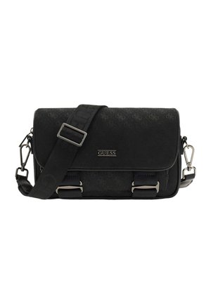Sac bandoulière noir Guess avec sangle ajustable, fermeture à rabat, accents en boucle métallique et motif de logo subtil sur le tissu.