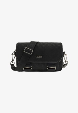 Sac bandoulière noir Guess avec sangle ajustable, fermeture à rabat, accents en boucle métallique et motif de logo subtil sur le tissu.