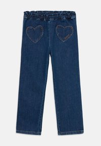 Pantalones de mezclilla con una cinturilla fruncida, color azul oscuro, diseño de pierna recta y bolsillos traseros en forma de corazón con detalles de costura en contraste.