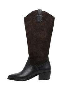 Botas de cowboy de cuero negro y ante marrón oscuro, con punta afilada, tacón cuadrado y una lengüeta decorativa en la parte superior.