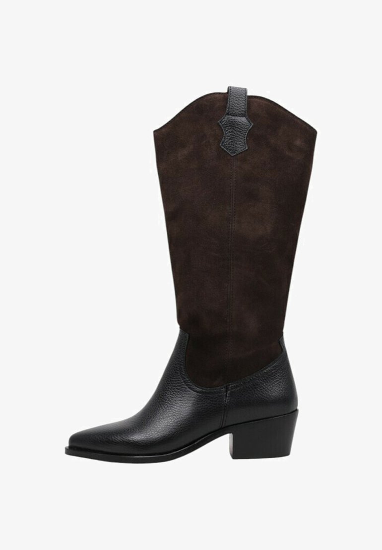 Botas de cowboy de cuero negro y ante marrón oscuro, con punta afilada, tacón cuadrado y una lengüeta decorativa en la parte superior.