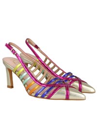 Tacones slingback con una punta y un tacón metálicos dorados, adornados con franjas horizontales de colores en rosa, púrpura, azul, verde, naranja y amarillo.