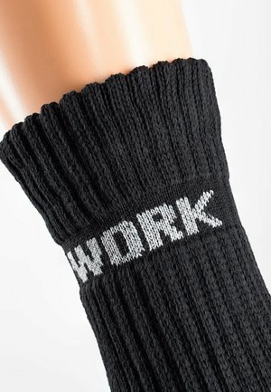 Calzino da lavoro nero con texture a coste. La parte superiore presenta la parola "WORK" in lettere bianche lavorate nel tessuto.