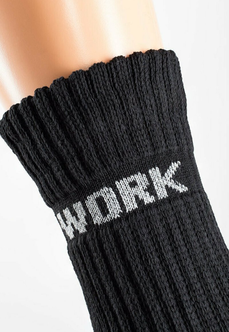 Calzino da lavoro nero con texture a coste. La parte superiore presenta la parola "WORK" in lettere bianche lavorate nel tessuto.