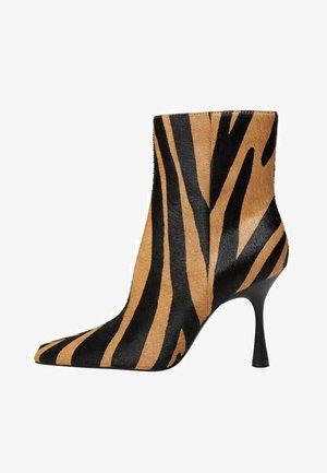 Bottine à talon stiletto haut, rayée de tigre. Présente un bout carré élégant et une texture en cuir de veau orange et noir.