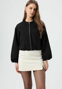 Unausgewählt, black