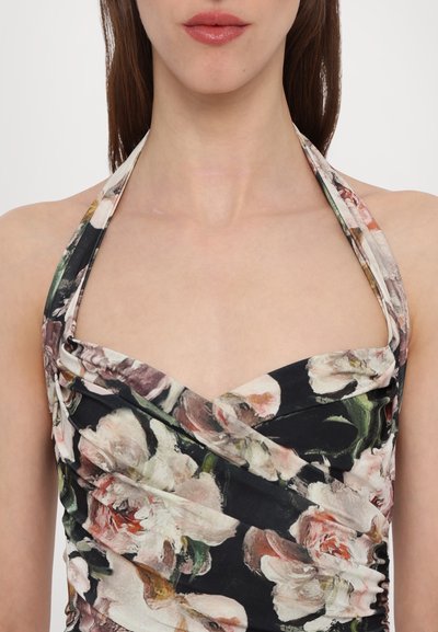 Lille mustriga halter-top, millel on sobiv kehaosa, must taust ja mitmevärvilised lillemustrid; pehme kangas, millega on loodud voolav tekstuur.