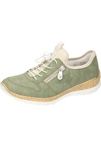 Chaussure en suede verte avec une semelle en caoutchouc blanche, lacet ajustable et détail de zip sur le côté. Elle présente un col rembourré et de subtils accents de couture.