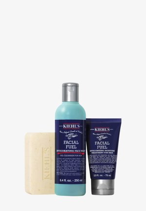 Tre Kiehl's hudpleieprodukter for menn: beige såpestykke, blå flaske med Facial Fuel ansiktsvask, og blå tube med Facial Fuel fuktighetskrem.