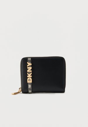 Čierna kožená peňaženka so zlatým logom DKNY na vertikálnom vzorovanom pruhu a zlatým ťahačom zipsu na bielom pozadí.