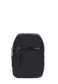 Zaino in tessuto nero con una texture liscia, dotato di una tasca frontale con zip, stampa del logo e dettagli in metallo argentato.