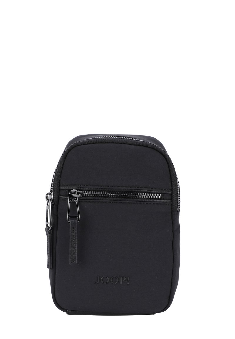 Zaino in tessuto nero con una texture liscia, dotato di una tasca frontale con zip, stampa del logo e dettagli in metallo argentato.