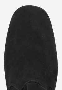 Scarpa in suede nero con punta rotonda e texture liscia. La tomaia presenta un design senza cuciture e dettagli di cucitura minimi.