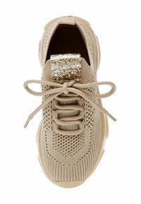 Beige Strick-Sneaker mit strukturiertem Obermaterial, runder Zehenpartie, Schnürdesign und einem Glitzerakzent auf der Zunge. Leichte Sohle.