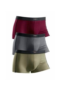 Trois paires de boxers pour hommes en bordeaux, gris et vert olive, avec une ceinture douce et un design ajusté ornés de rayures latérales.