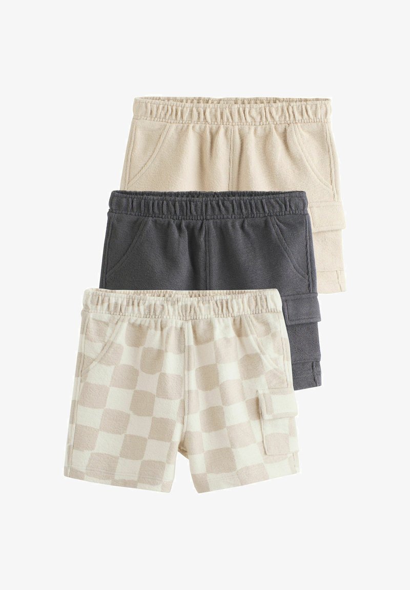 Trois pantalons courts pour tout-petits empilés verticalement, avec des tailles élastiques ; les couleurs comprennent beige, gris foncé et motif à carreaux beige avec une poche latérale.
