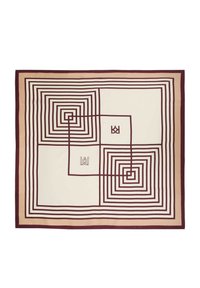 Svila šal z geometrijskim vzorcem koncentričnih kvadratov v burgundski in kremni barvi, z dvema logotipoma na bež robu.