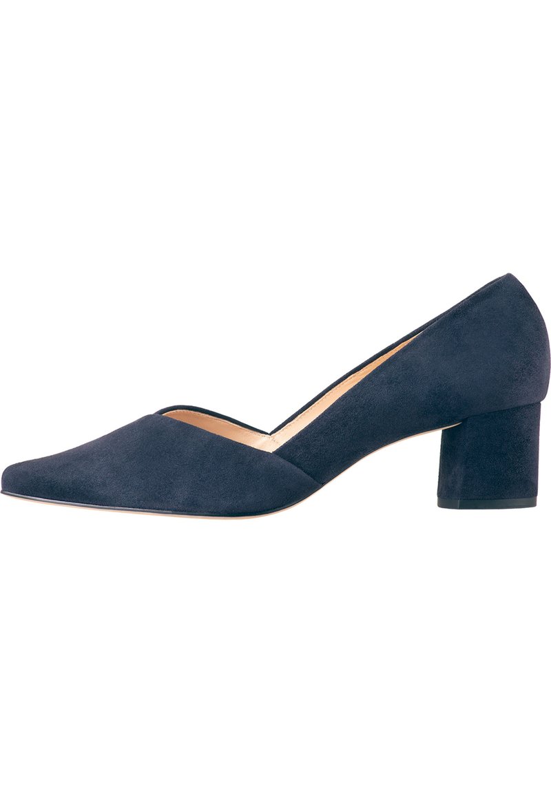 Marinblå mocka pump med spetsig tå och V-skärning. Kraftig klack och slät inredning, med minimala metallaccenter.