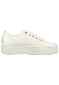 Sneaker bianco in pelle verniciata con punta arrotondata, suola piatta e sei asole. Presenta pannelli laterali testurizzati e una piattaforma rialzata.