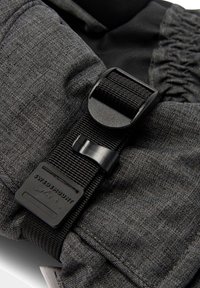 Schwarzer strukturierter Stoff mit einem grauen Fischgrätmuster, ausgestattet mit einer Kunststoffschnalle und einem Logoschild. Glatte Innenauskleidung und verstellbare Riemendetails.