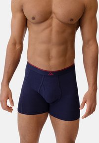 Boxer briefs blu navy con design attillato, caratterizzati da una cintura rossa e un taschino sagomato. Realizzati in materiale leggero e elasticizzato.