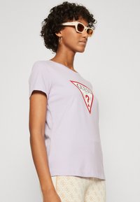 Guess ORIGINAL - Apdrukāts T-krekls - new light lilac