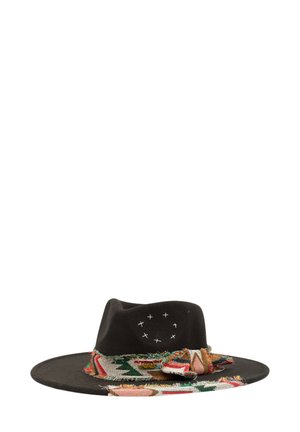 Sort filt hat med bred skygge og tekstureret bånd, der har flerfarvet vævet stof og frynse detaljer. Synede accenter tilføjer interesse.