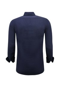 Donkerblauwe blouse met lange mouwen, gemaakt van linnen. Beschikt over een kraag, knoopmanchetten en een gladde textuur met een subtiele glans.