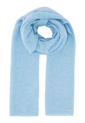 Weicher hellblauer gestrickter Schal, gefaltet mit einer Schlaufe oben und einem kleinen runden Metallschild am unteren Rand.
