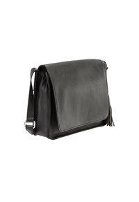 Czarna skórzana torba na ramię z klapą, z frędzlem po boku i regulowanym paskiem, na białym tle.