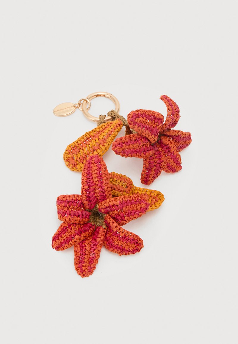 Porte-clés avec deux fleurs au crochet orange et rose et une feuille jaune au crochet attachées à un anneau doré.