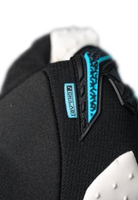Schwarzer Sportschuh mit einer strukturierten Oberseite, ausgestattet mit einem blauen Logopatch und schwarzen Akzenten. Schlankes Design mit einer markanten Sohlenform.