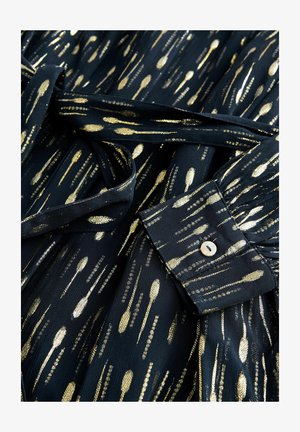 Námorná látka s zlatými abstraktnými vzormi; má gombíkový manžet, opaskové kravaty a jemnú textúru, vhodnú na sofistikované nosenie.