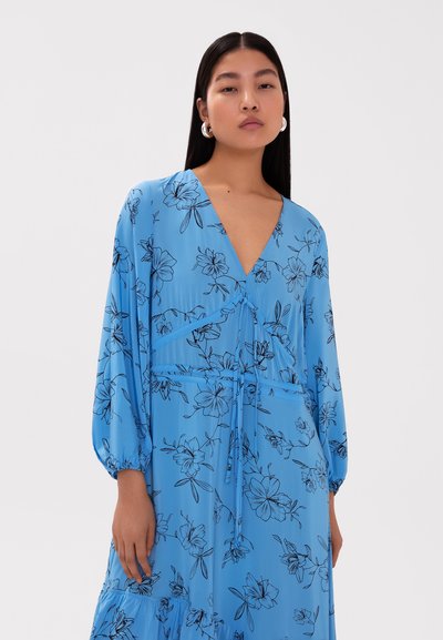 Rochie cu model floral albastru, cu decolteu în V, mâneci lungi tip balon, talie strânsă și fustă în straturi. Fabricată din material ușor.