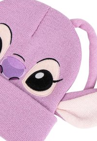 Paarse gebreide muts met geborduurde gezichtskenmerken, grote zwarte ogen, roze oorkleppen en een ronde bovenkant. Zachte textuur, speelse ontwerp.